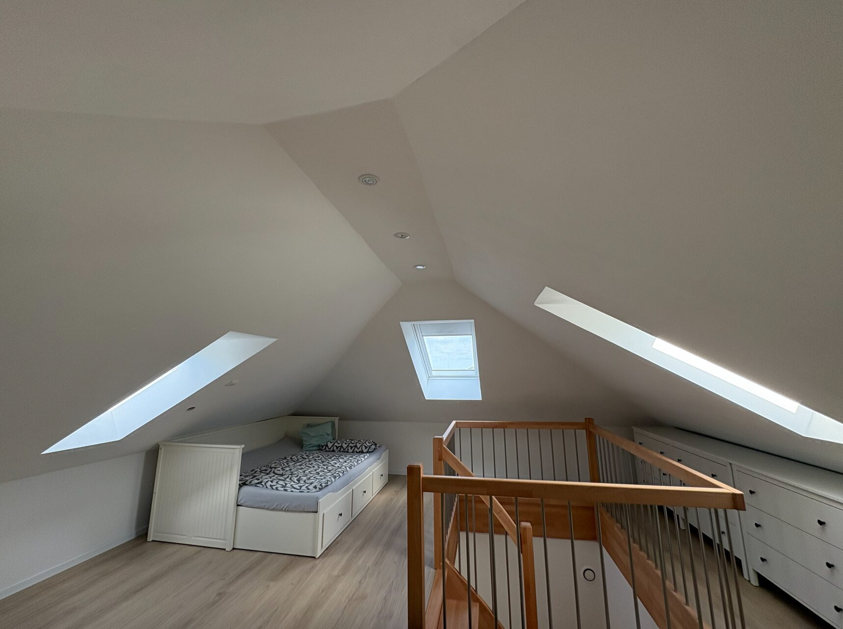 Wohnraum+ – Dachbodenausbau Rellingen Ausgebauter Dachboden in Rellingen – Wohnraumgewinn durch Dachbodenausbau der Waskow GmbH