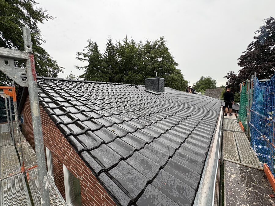 Dachsanierung Dachsanierung im Gange – Waskow GmbH Dachdecker bei der Neueindeckung eines Steildachs