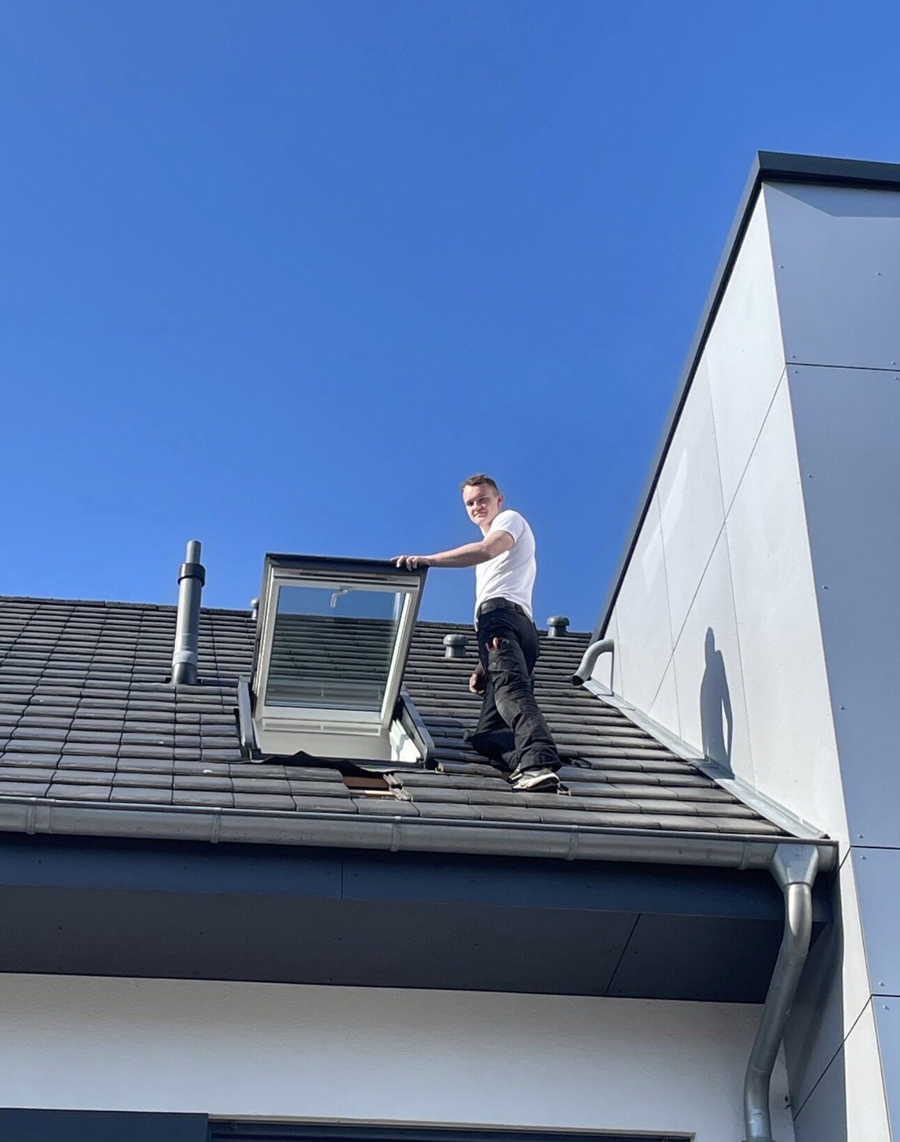 Dachdeckermeister der Waskow GmbH bei der Arbeit auf einem Steildach